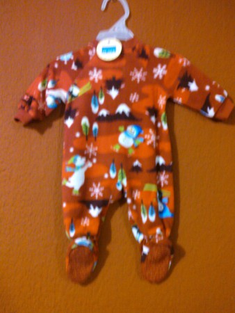 Mameluco de color rojo con figuras navideñas, marca The children´s place talla 0-3 meses. 120 pesos