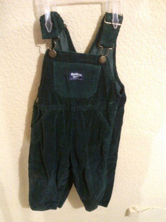 Talla 4 años, marca Oshkosh color verde pana. Precio 100 pesos.